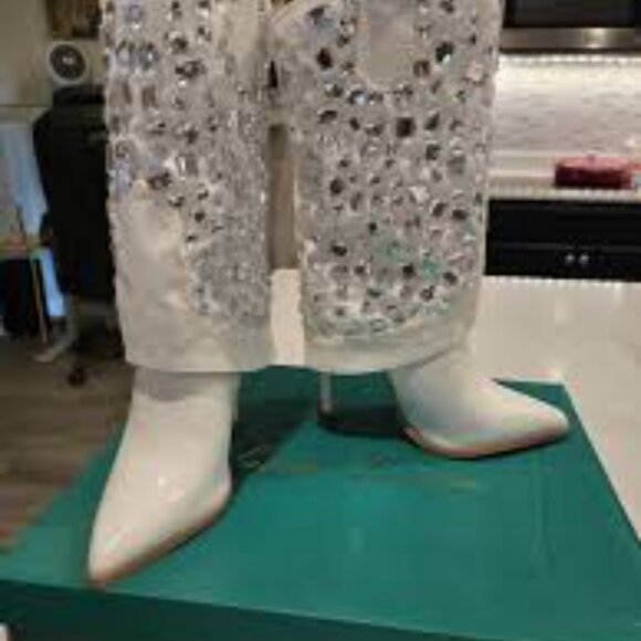 NIB- LAUREN LORRAINE WHITE EMBELLISHED COWBOY BOOTS - Picture 4 of 6